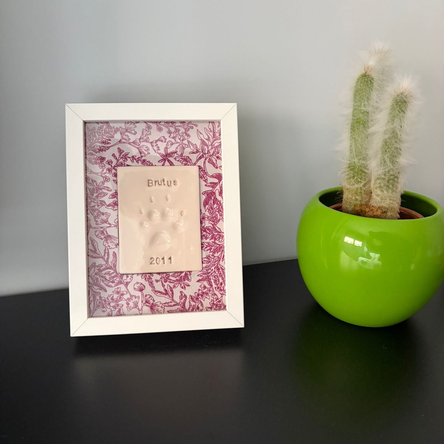 Huella de mascota en cerámica con marco