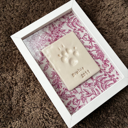 Huella de mascota en cerámica con marco