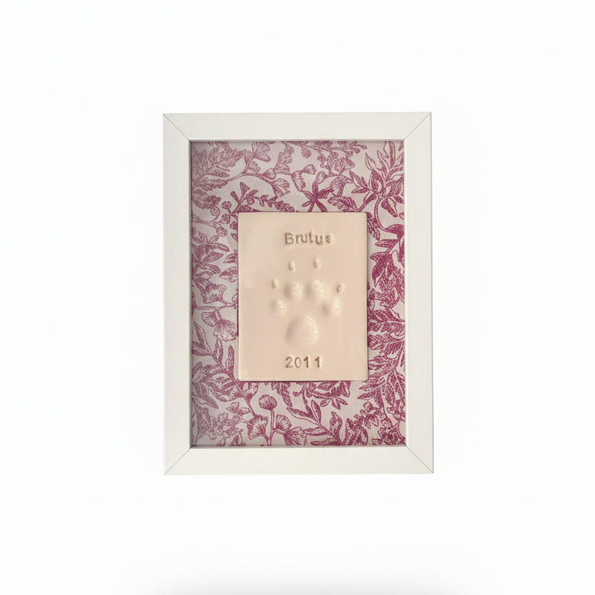 Huella de mascota en cerámica con marco